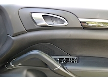 Porsche Cayenne 3.0TD V6 (PAN Roof+PCM Sat Nav+PRIVACY+Black Pack) - Thumb 12