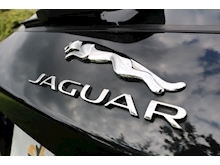 Jaguar F-PACE 2.0d Portfolio AWD (PAN ROOF+TOW Bar+SAT NAV+Jaguar History+XENONS) - Thumb 11