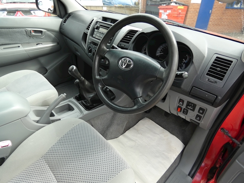 Toyota 2006 56 TOYOTA HILUX 2.5 D-4D HL3 DOUBLE CAB PICK UP
