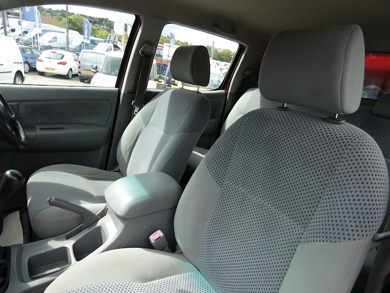 Toyota 2006 56 TOYOTA HILUX 2.5 D-4D HL3 DOUBLE CAB PICK UP