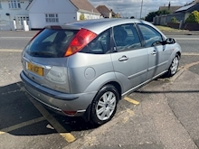 Ford Focus i Ghia - Thumb 2