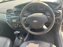 Ford Focus i Ghia - Thumb 8