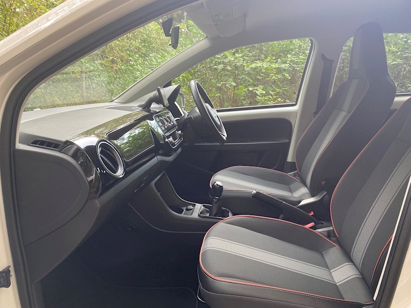 Volkswagen 1.0 Groove up! Hatchback 5dr Petrol Manual (108 g/km, 74 bhp)