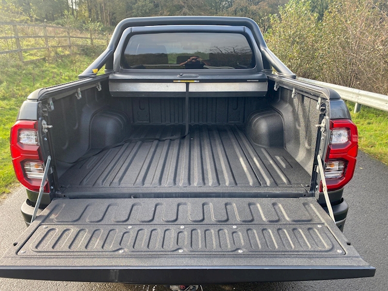 Toyota Hilux 2.8 D-4D Invincible X Double Cab Pickup Auto 4WD Euro 6 (s/s) 4dr