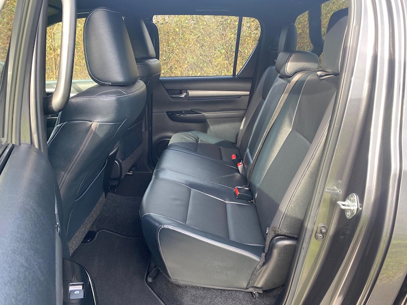 Toyota Hilux 2.8 D-4D Invincible X Double Cab Pickup Auto 4WD Euro 6 (s/s) 4dr