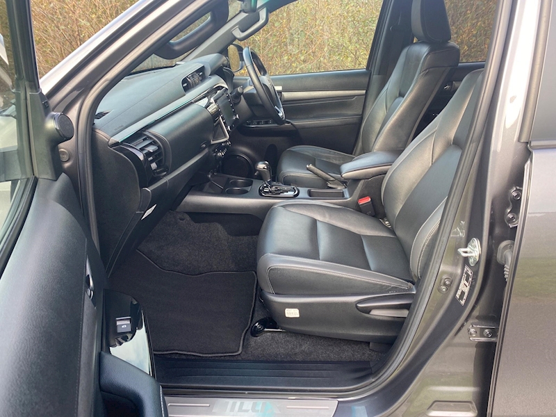 Toyota Hilux 2.8 D-4D Invincible X Double Cab Pickup Auto 4WD Euro 6 (s/s) 4dr