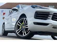 Porsche Cayenne 3.0 V6 E-Hybrid 14.1kWh SUV 5dr Petrol Plug-in Hybrid TiptronicS 4WD Euro 6