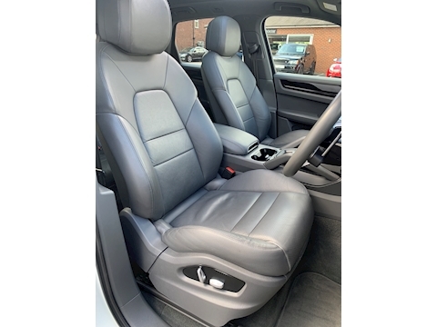 Porsche Cayenne 3.0 V6 E-Hybrid 14.1kWh SUV 5dr Petrol Plug-in Hybrid TiptronicS 4WD Euro 6 (s/s) (462 ps)