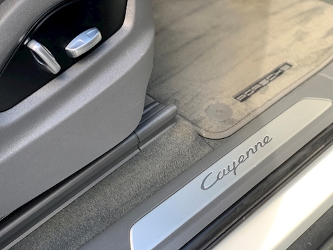 Porsche Cayenne 3.0 V6 E-Hybrid 14.1kWh SUV 5dr Petrol Plug-in Hybrid TiptronicS 4WD Euro 6 (s/s) (462 ps)