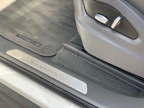 Porsche Cayenne 3.0 V6 E-Hybrid 14.1kWh SUV 5dr Petrol Plug-in Hybrid TiptronicS 4WD Euro 6 (s/s) (462 ps)
