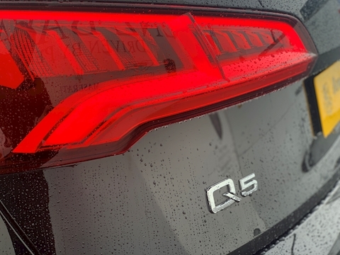 AUDI Q5 2.0 TDI 40 Sport SUV 5dr Diesel S Tronic quattro (s/s) (190 ps)