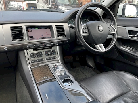 2.2d Luxury Saloon 4dr Diesel Auto Euro 5 (s/s) (163 ps)