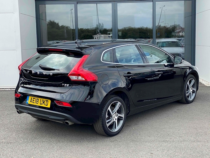 Volvo v40 2018