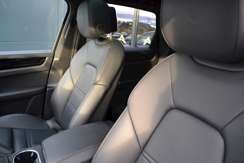 Porsche Cayenne 3.0T V6 SUV 5dr Petrol Tiptronic 4WD (s/s) (340 ps) 3.0 5dr SUV Tiptronic Petrol