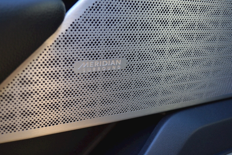 Land Rover 3.0 D300 R-Dynamic SE SUV 5dr Diesel Auto 4WD (s/s) (300 ps)