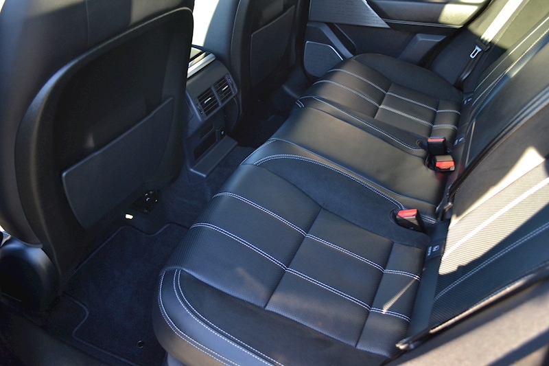 Land Rover 3.0 D300 R-Dynamic SE SUV 5dr Diesel Auto 4WD (s/s) (300 ps)