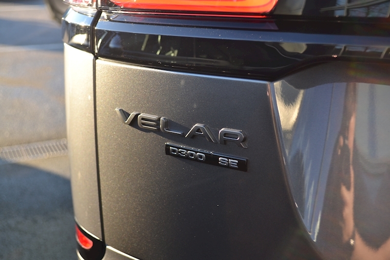 Land Rover 3.0 D300 R-Dynamic SE SUV 5dr Diesel Auto 4WD (s/s) (300 ps)