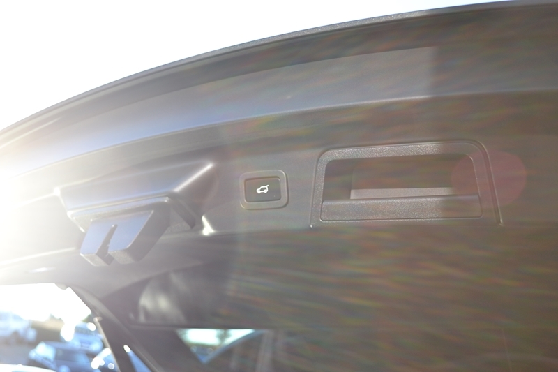 Land Rover 3.0 D300 R-Dynamic SE SUV 5dr Diesel Auto 4WD (s/s) (300 ps)