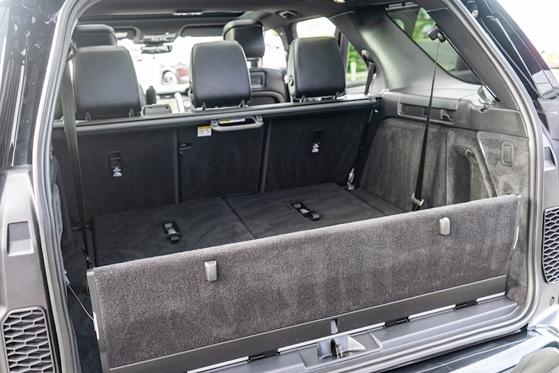 Land Rover 3.0 D300 MHEV R-Dynamic SE SUV 5dr Diesel Auto 4WD Euro 6 (s/s) (300 ps)