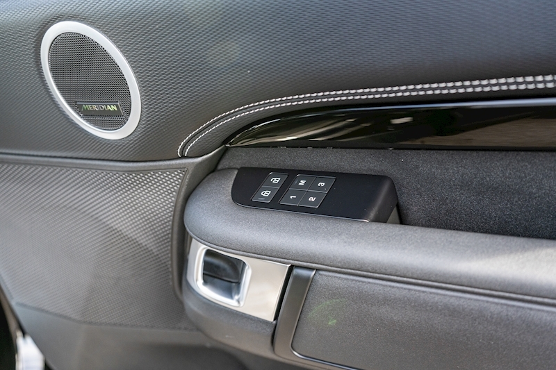 Land Rover 3.0 D300 MHEV R-Dynamic SE SUV 5dr Diesel Auto 4WD Euro 6 (s/s) (300 ps)