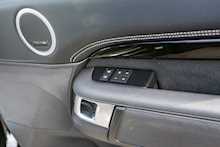 Land Rover 3.0 D300 MHEV R-Dynamic SE SUV 5dr Diesel Auto 4WD Euro 6 (s/s) (300 ps)