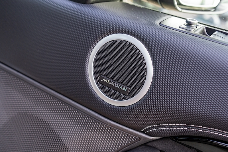 Land Rover 3.0 D300 MHEV R-Dynamic SE SUV 5dr Diesel Auto 4WD Euro 6 (s/s) (300 ps)