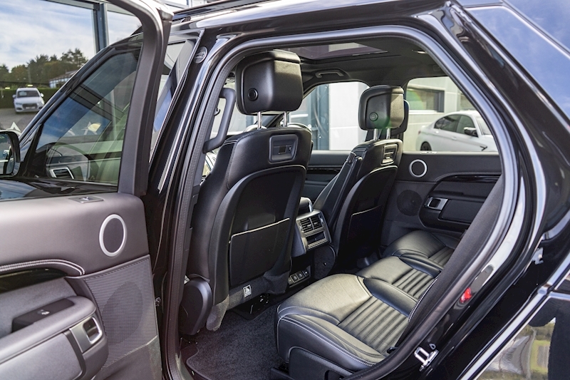 Land Rover 3.0 D300 MHEV R-Dynamic SE SUV 5dr Diesel Auto 4WD Euro 6 (s/s) (300 ps)