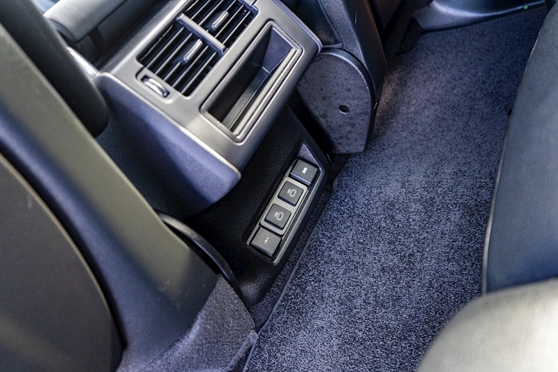 Land Rover 3.0 D300 MHEV R-Dynamic SE SUV 5dr Diesel Auto 4WD Euro 6 (s/s) (300 ps)