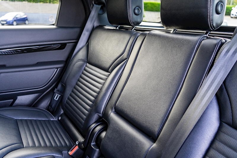 Land Rover 3.0 D300 MHEV R-Dynamic SE SUV 5dr Diesel Auto 4WD Euro 6 (s/s) (300 ps)