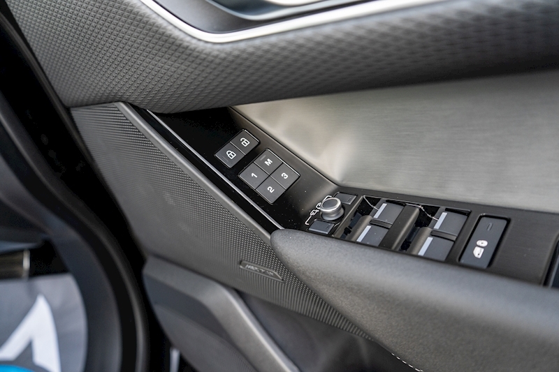 Land Rover 2.0 D200 MHEV R-Dynamic SE SUV 5dr Diesel Auto 4WD Euro 6 (s/s) (204 ps)