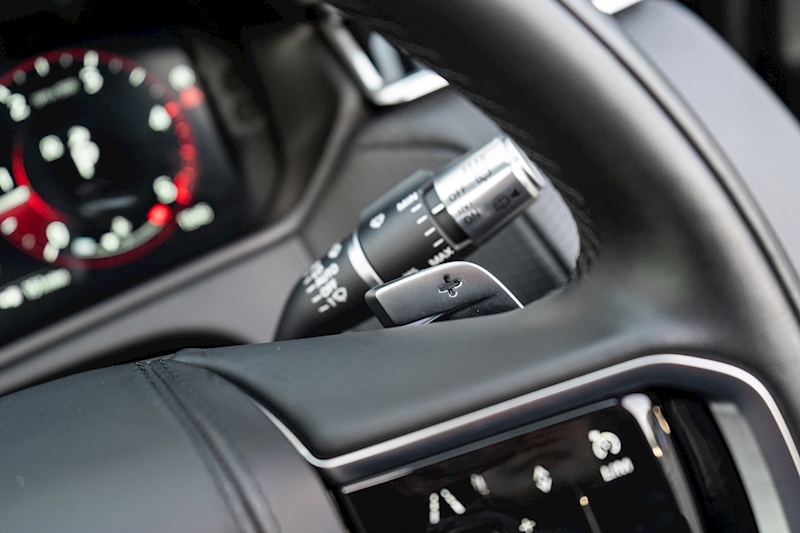 Land Rover 2.0 D200 MHEV R-Dynamic SE SUV 5dr Diesel Auto 4WD Euro 6 (s/s) (204 ps)