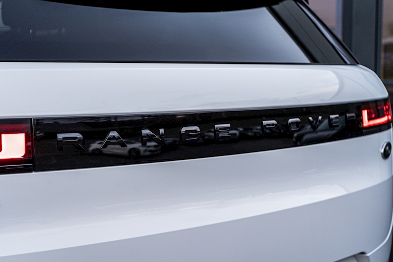 Land Rover 3.0 D300 MHEV Dynamic SE SUV 5dr Diesel Auto 4WD Euro 6 (s/s) (300 ps)