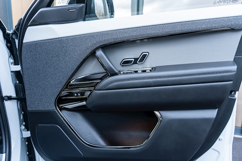 Land Rover 3.0 D300 MHEV Dynamic SE SUV 5dr Diesel Auto 4WD Euro 6 (s/s) (300 ps)