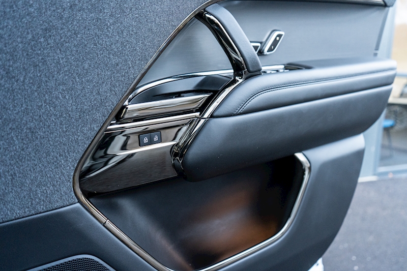 Land Rover 3.0 D300 MHEV Dynamic SE SUV 5dr Diesel Auto 4WD Euro 6 (s/s) (300 ps)