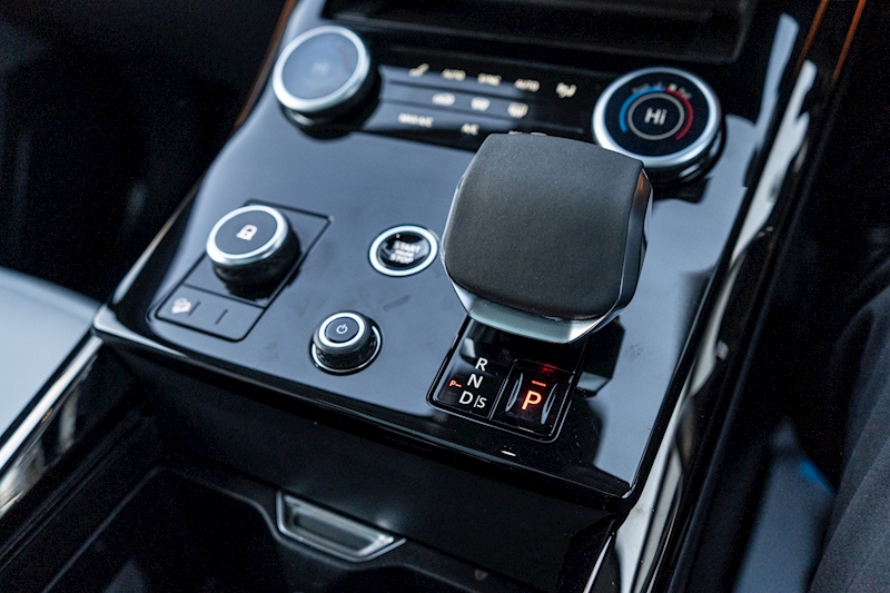 Land Rover 3.0 D300 MHEV Dynamic SE SUV 5dr Diesel Auto 4WD Euro 6 (s/s) (300 ps)