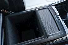 Land Rover 3.0 D300 MHEV Dynamic SE SUV 5dr Diesel Auto 4WD Euro 6 (s/s) (300 ps)