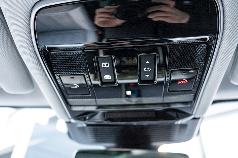 Land Rover 3.0 D300 MHEV Dynamic SE SUV 5dr Diesel Auto 4WD Euro 6 (s/s) (300 ps)