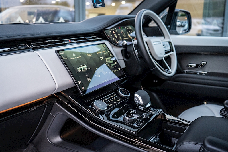 Land Rover 3.0 D300 MHEV Dynamic SE SUV 5dr Diesel Auto 4WD Euro 6 (s/s) (300 ps)