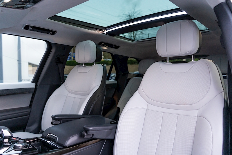 Land Rover 3.0 D300 MHEV Dynamic SE SUV 5dr Diesel Auto 4WD Euro 6 (s/s) (300 ps)