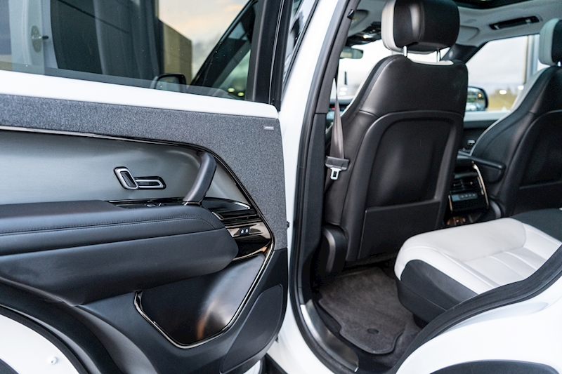 Land Rover 3.0 D300 MHEV Dynamic SE SUV 5dr Diesel Auto 4WD Euro 6 (s/s) (300 ps)