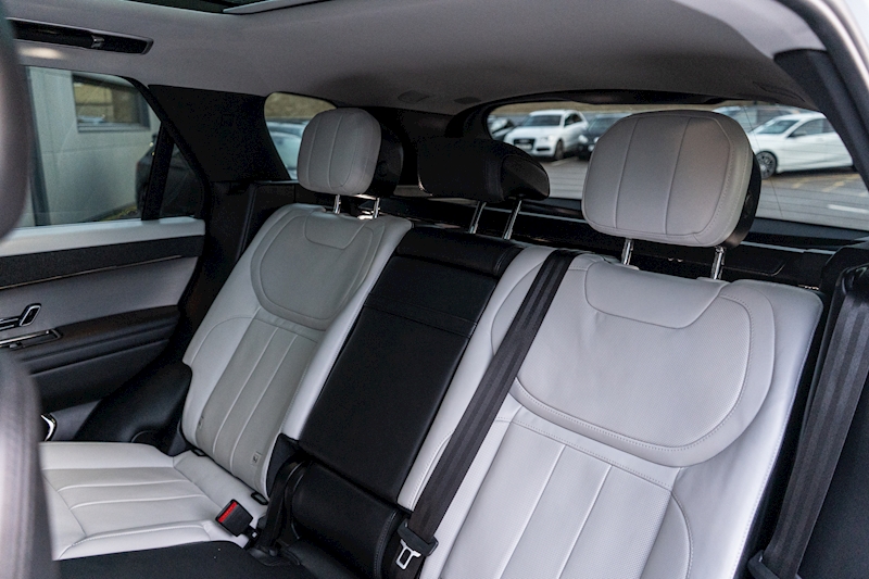 Land Rover 3.0 D300 MHEV Dynamic SE SUV 5dr Diesel Auto 4WD Euro 6 (s/s) (300 ps)