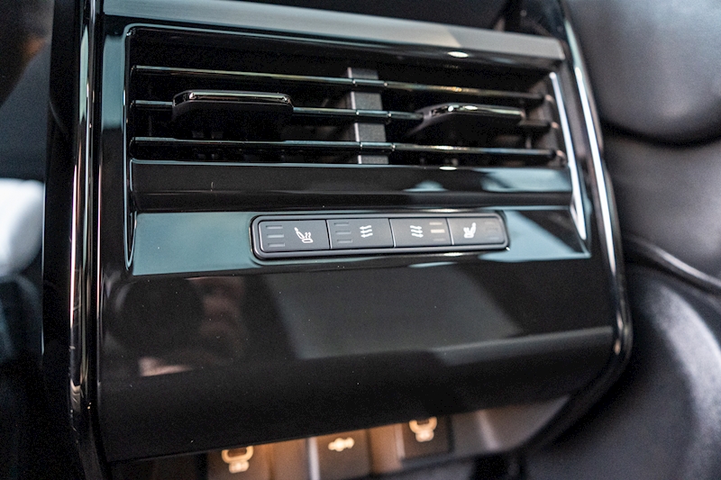 Land Rover 3.0 D300 MHEV Dynamic SE SUV 5dr Diesel Auto 4WD Euro 6 (s/s) (300 ps)