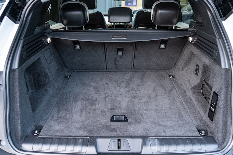 Land Rover 3.0 D300 MHEV Dynamic SE SUV 5dr Diesel Auto 4WD Euro 6 (s/s) (300 ps)