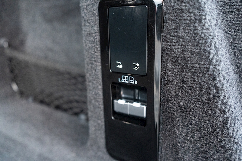 Land Rover 3.0 D300 MHEV Dynamic SE SUV 5dr Diesel Auto 4WD Euro 6 (s/s) (300 ps)