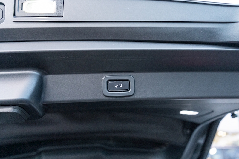 Land Rover 3.0 D300 MHEV Dynamic SE SUV 5dr Diesel Auto 4WD Euro 6 (s/s) (300 ps)