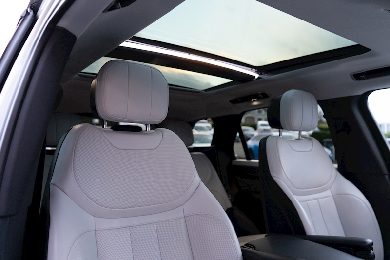 Land Rover 3.0 D300 MHEV Dynamic SE SUV 5dr Diesel Auto 4WD Euro 6 (s/s) (300 ps)