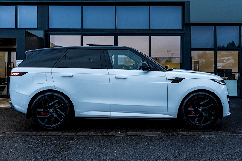 Land Rover 3.0 D300 MHEV Dynamic SE SUV 5dr Diesel Auto 4WD Euro 6 (s/s) (300 ps)