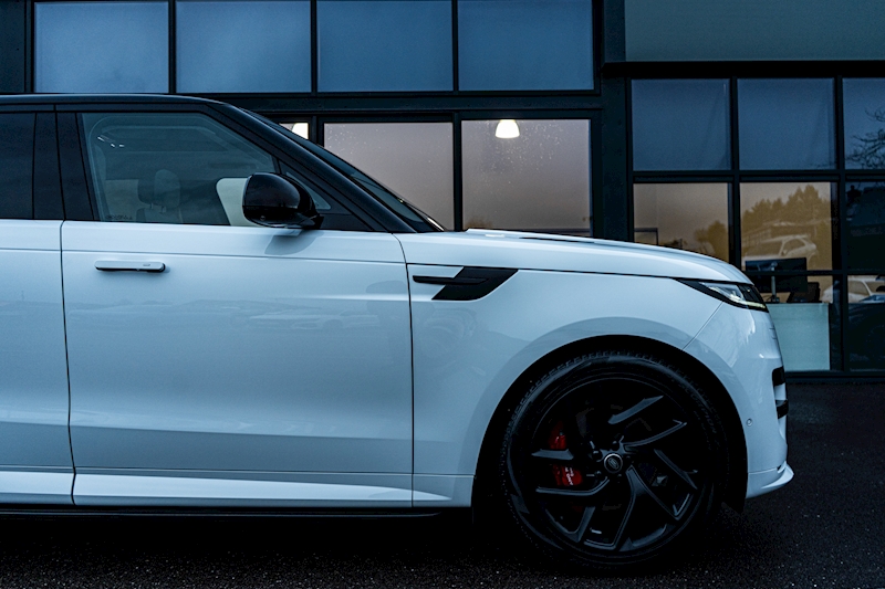 Land Rover 3.0 D300 MHEV Dynamic SE SUV 5dr Diesel Auto 4WD Euro 6 (s/s) (300 ps)