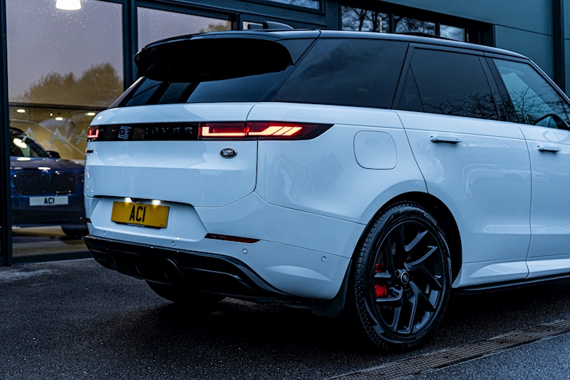 Land Rover 3.0 D300 MHEV Dynamic SE SUV 5dr Diesel Auto 4WD Euro 6 (s/s) (300 ps)