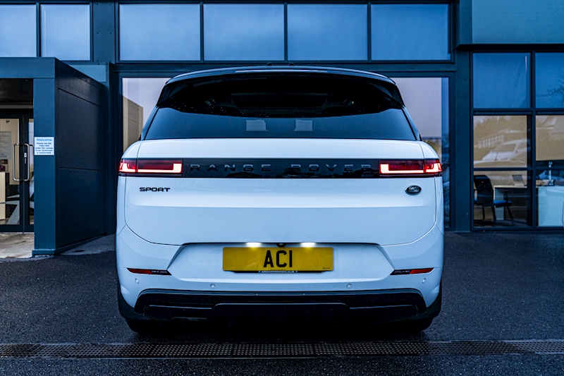 Land Rover 3.0 D300 MHEV Dynamic SE SUV 5dr Diesel Auto 4WD Euro 6 (s/s) (300 ps)